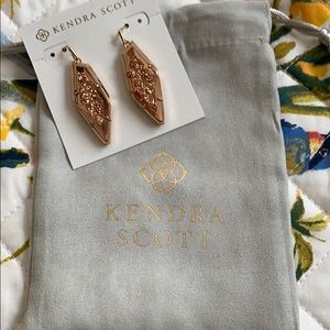 NWOT Kendra Scott rose gold earrings